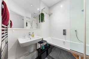 Haartrockner, Handtücher, Seife, Toilettenpapier