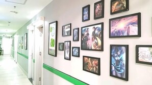 A hallway with framed artwork on the walls and a green stripe on the floor. - 100 Inn Shanghai Songjiang Xincheng Subway Station (Shanghai)