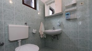 A bathroom with a toilet, sink, and mirror. - ROSANNA 2 Studio with Balcony (Rovinj)