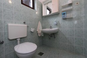 Sèche-cheveux, serviettes fournies