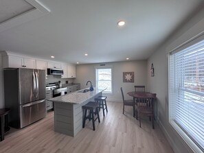 冷蔵庫、電子レンジ、オーブン、コンロ