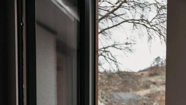 Udsigt fra et værelse med en skydedør til en balkon.