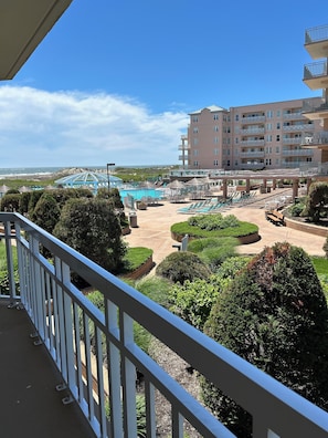 Property grounds - Relaxing Coastal Getaway with Pools, Private Beach & Balcony Dining (Wildwood)