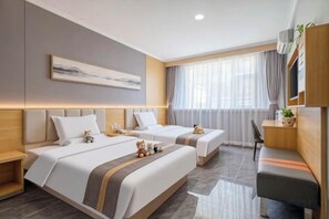 A hotel room with two beds, a desk, and a window with curtains. - City 118 Express Hotel (Penglai Scenic Area Bathing Beach Branch) (Yantai)