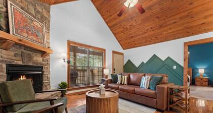 Modern Cabin - Sunroom - Resort Amenities - Near Silver Dollar City