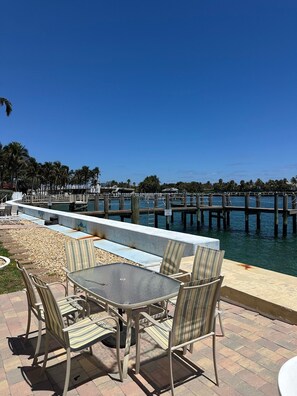 Outdoor dining - 1/1 Condo Oceanfront Inlet - Sun Lover's - Water Enthusiast's Paradise (Pompano Beach)