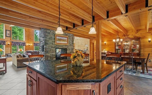 Close to Saratoga, Sacandaga Lake, Sleeps 14. WiFi, AC, Fireplace