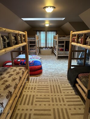 4 bedrooms, iron/ironing board, WiFi, bed sheets