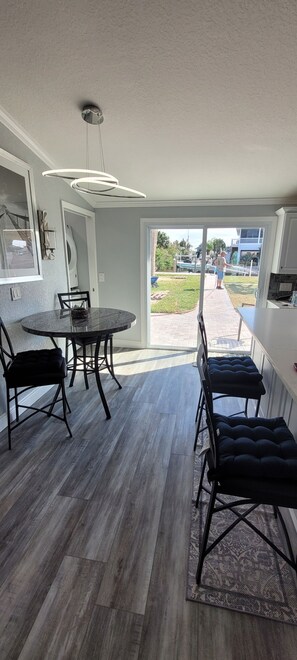 Dining - Charming 3-Bedroom House on the Water (Hernando Beach)