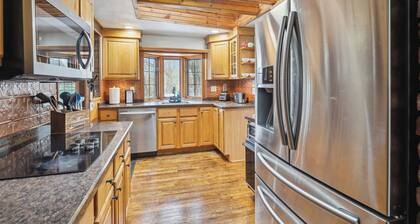 Cozy 2.5 Acres Farmhouse in Battle Creek whit hot tub