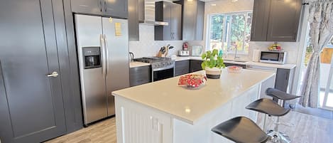 Jääkaappi, mikroaaltouuni, uuni, liesi