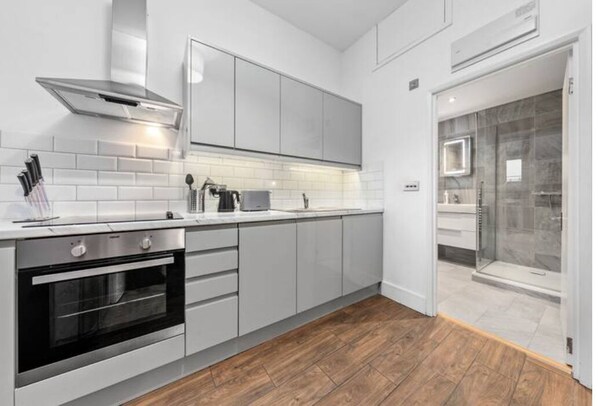 Micro-ondes, four, plaque de cuisson, lave-vaisselle