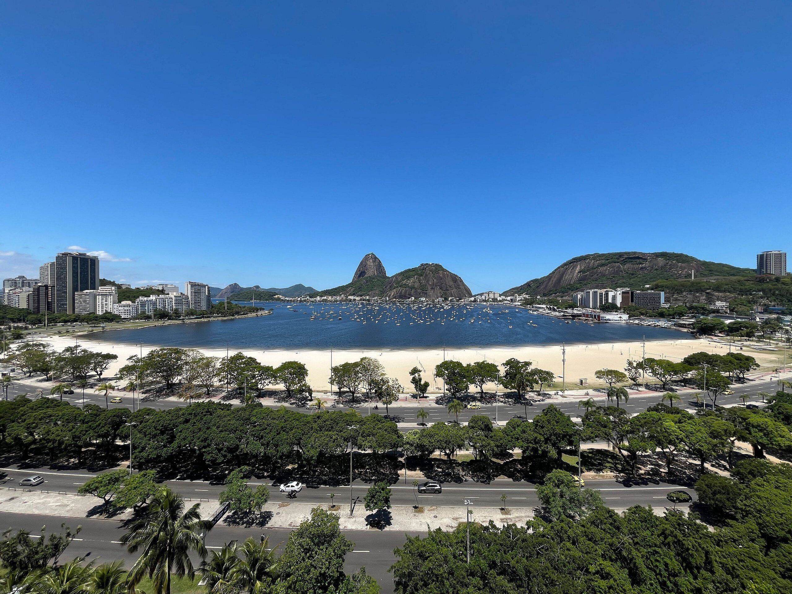 En la playa, arena blanca