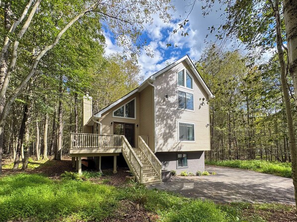 Exterior - Scandi Bliss: Family Getaway – Lake Access, Fire Pit Nights & Game Room Fun (Gouldsboro)