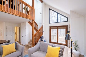 Smart TV, caminetto, libri, studio