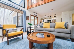 Smart TV, caminetto, libri, studio