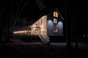 Exterior - Scandi Bliss: Family Getaway – Lake Access, Fire Pit Nights & Game Room Fun (Gouldsboro)