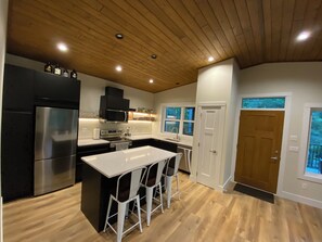 ثلاجة، ميكروويف، فرن، موقد طهي مسطح