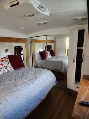 1 chambre, coffres-forts dans les chambres, fer et planche à repasser