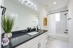 Shower, hair dryer, towels, soap - Spacious 5-bedroom 7 beds house with WiFi, AC in charming Houston (Houston)