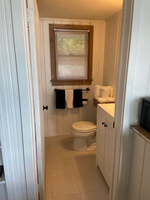 Douche, sĂšche-cheveux, serviettes fournies, savon