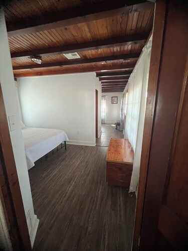 Charming 4-bedroom cabin with a great view and walking distance to the water.