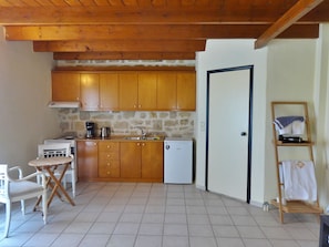 Réfrigérateur, four, plaque de cuisson, cafetière/bouilloire
