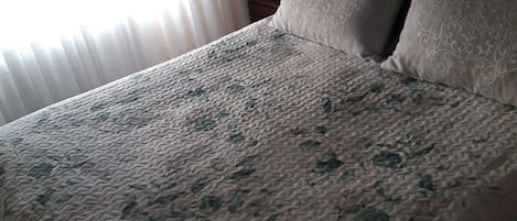 1 habitación, tabla de planchar con plancha, wifi y ropa de cama
