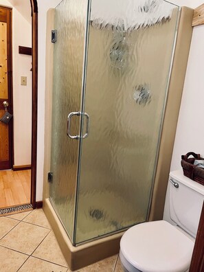 Eco-friendly toiletries, hair dryer, towels, soap - Charming 1-bedroom apartment in a beautiful natural setting, minutes from town. (Sandpoint)