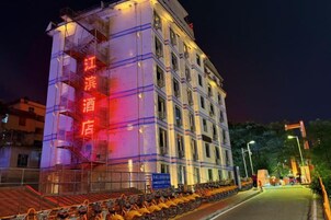 Un edificio con andamios y materiales de construcción, lo que indica trabajos en curso.
