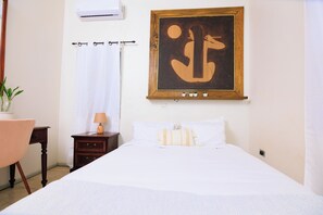 1 dormitorio, escritorio, tabla de planchar con plancha y cuna de viaje