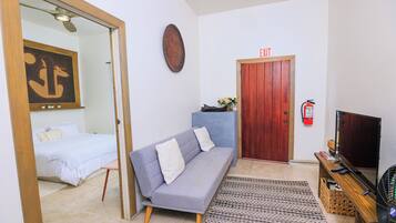 1 soverom, skrivebord, strykejern/-brett og reiseseng for barn