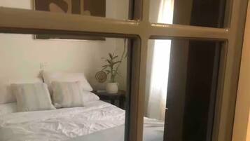 1 soverom, skrivebord, strykejern/-brett og reiseseng for barn