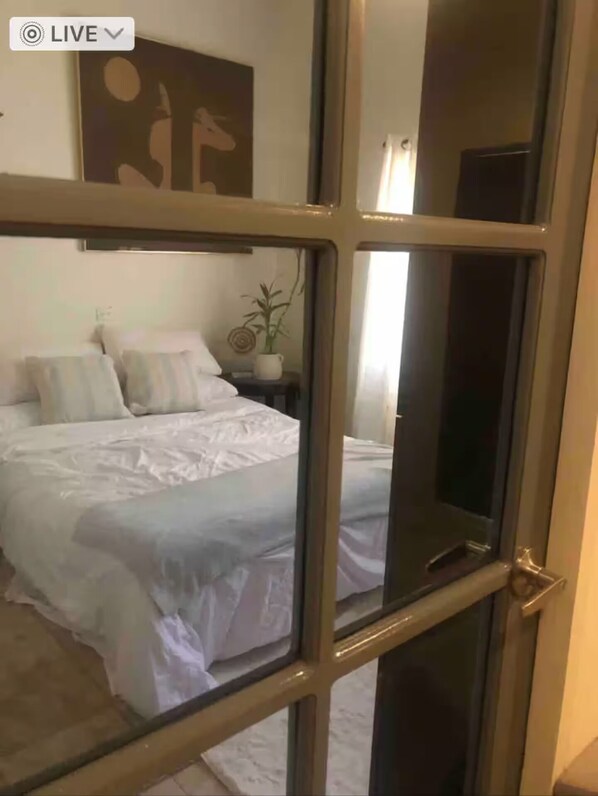 1 habitación, escritorio, tabla de planchar con plancha y cuna de viaje