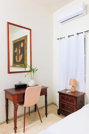 1 chambre, bureau, fer et planche à repasser, lit parapluie