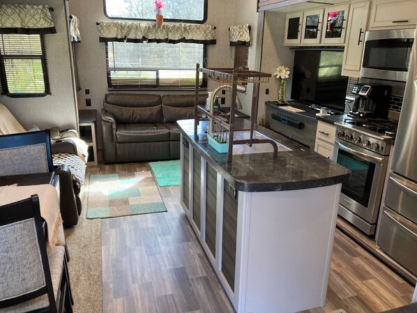 Micro-ondes, four, plaque de cuisson, serviettes en papier