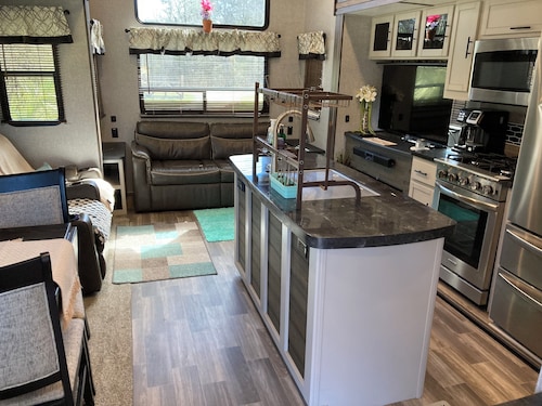 Charming 2-bedroom RV with WiFi and AC in peaceful Silverhill Alabama