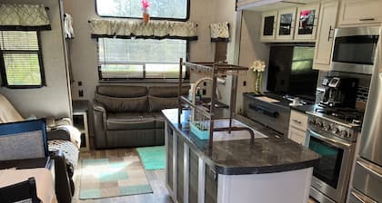 Charming 2-bedroom RV with WiFi and AC in peaceful Silverhill Alabama