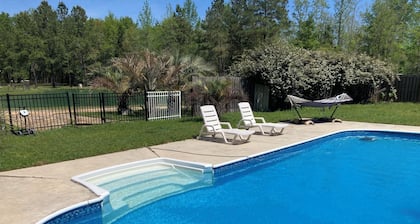 Charming 2-bedroom RV with WiFi and AC in peaceful Silverhill Alabama