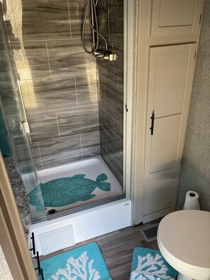 Shower, towels, soap, toilet paper - Charming 2-bedroom RV with WiFi and AC in peaceful Silverhill Alabama (Silverhill)