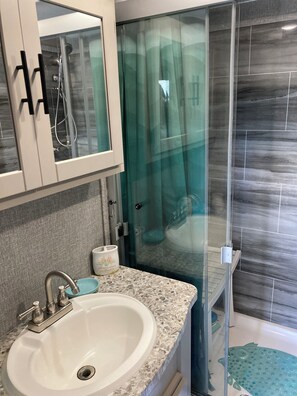 Shower, towels, soap, toilet paper - Charming 2-bedroom RV with WiFi and AC in peaceful Silverhill Alabama (Silverhill)