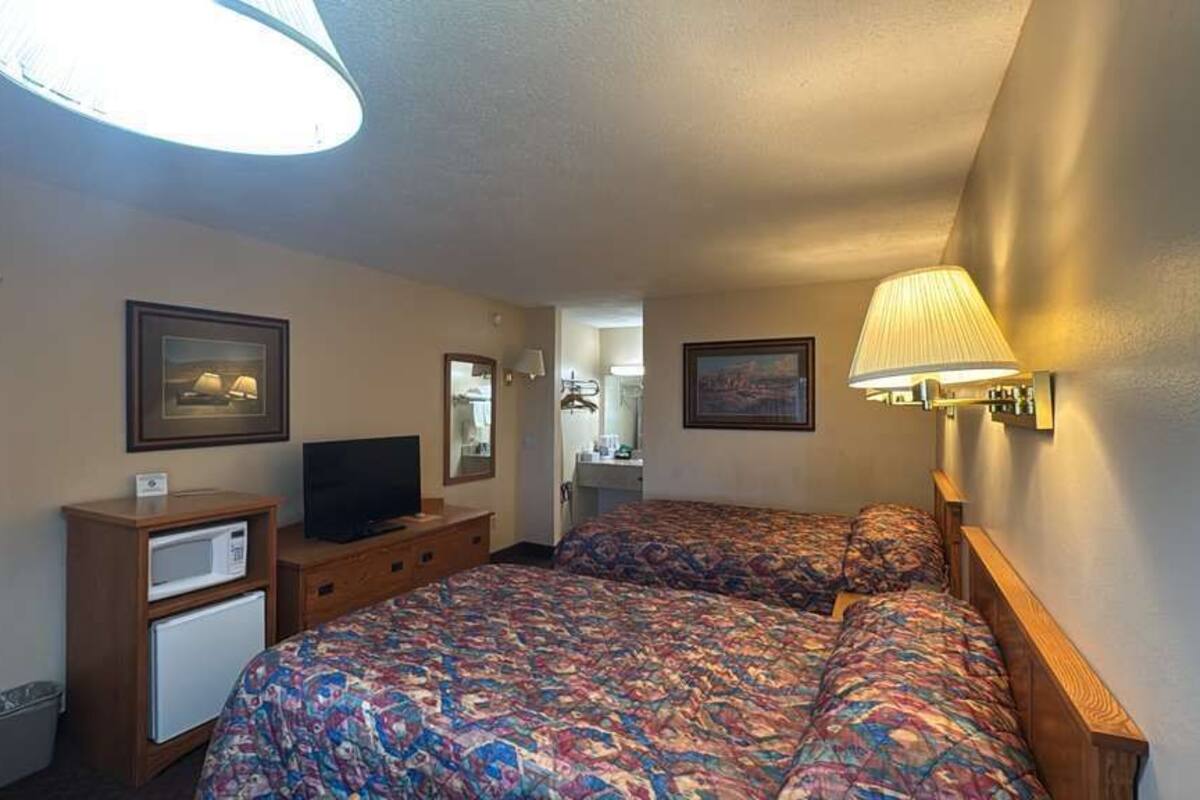 Zimmer, Nichtraucher (2 Full Beds) | Schreibtisch, kostenloses WLAN, Bettwäsche