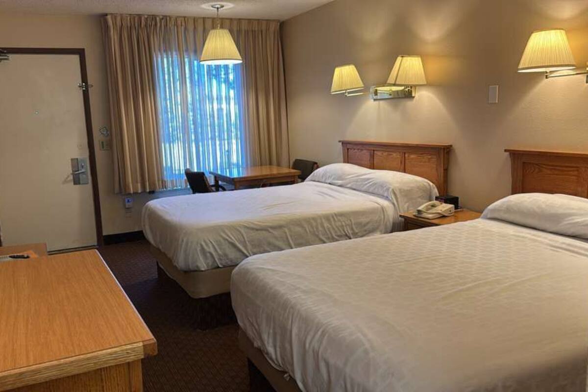 Zimmer, barrierefrei, Nichtraucher (2 Full Beds) | Schreibtisch, kostenloses WLAN, Bettwäsche
