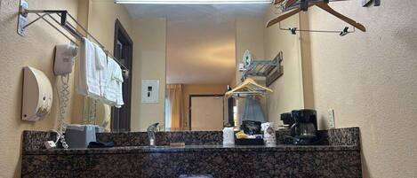 Room, 1 King Bed, Non Smoking | Bathroom | Free toiletries, hair dryer, towels