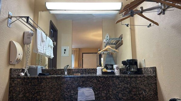 Room, 1 King Bed, Non Smoking | Bathroom | Free toiletries, hair dryer, towels