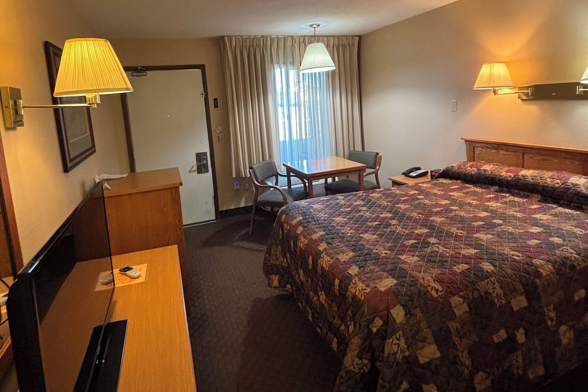 Desk, laptop workspace, iron/ironing board, free WiFi