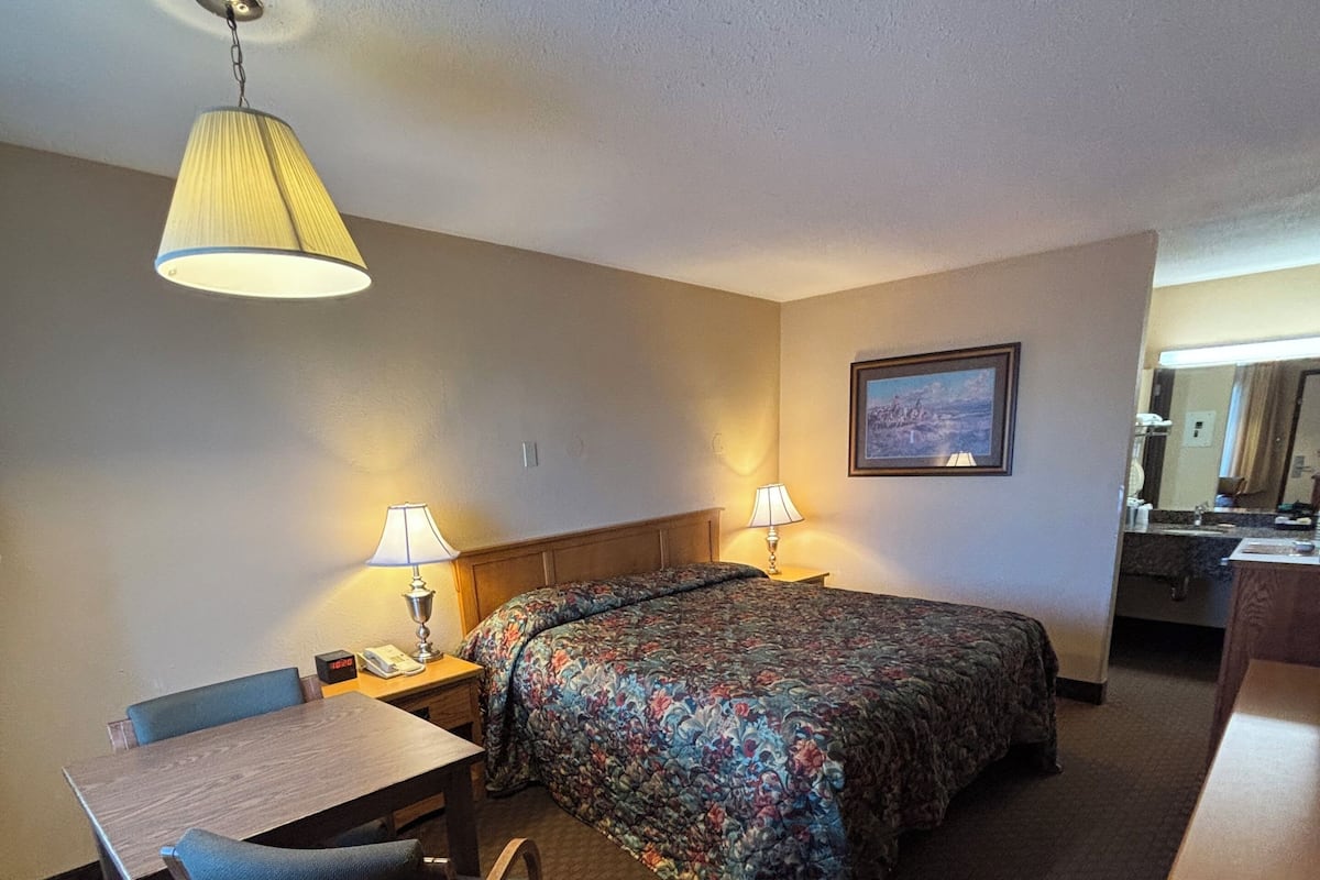 Desk, laptop workspace, iron/ironing board, free WiFi