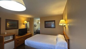 Room, 1 Queen Bed, Non Smoking | Desk, free WiFi, bed sheets