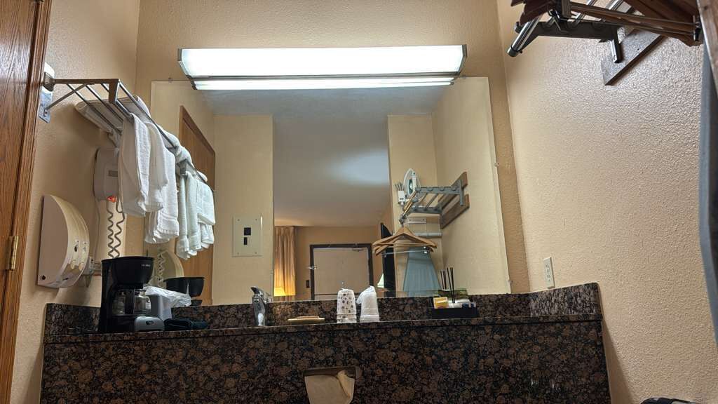 Articles de toilette gratuits, sèche-cheveux, serviettes fournies