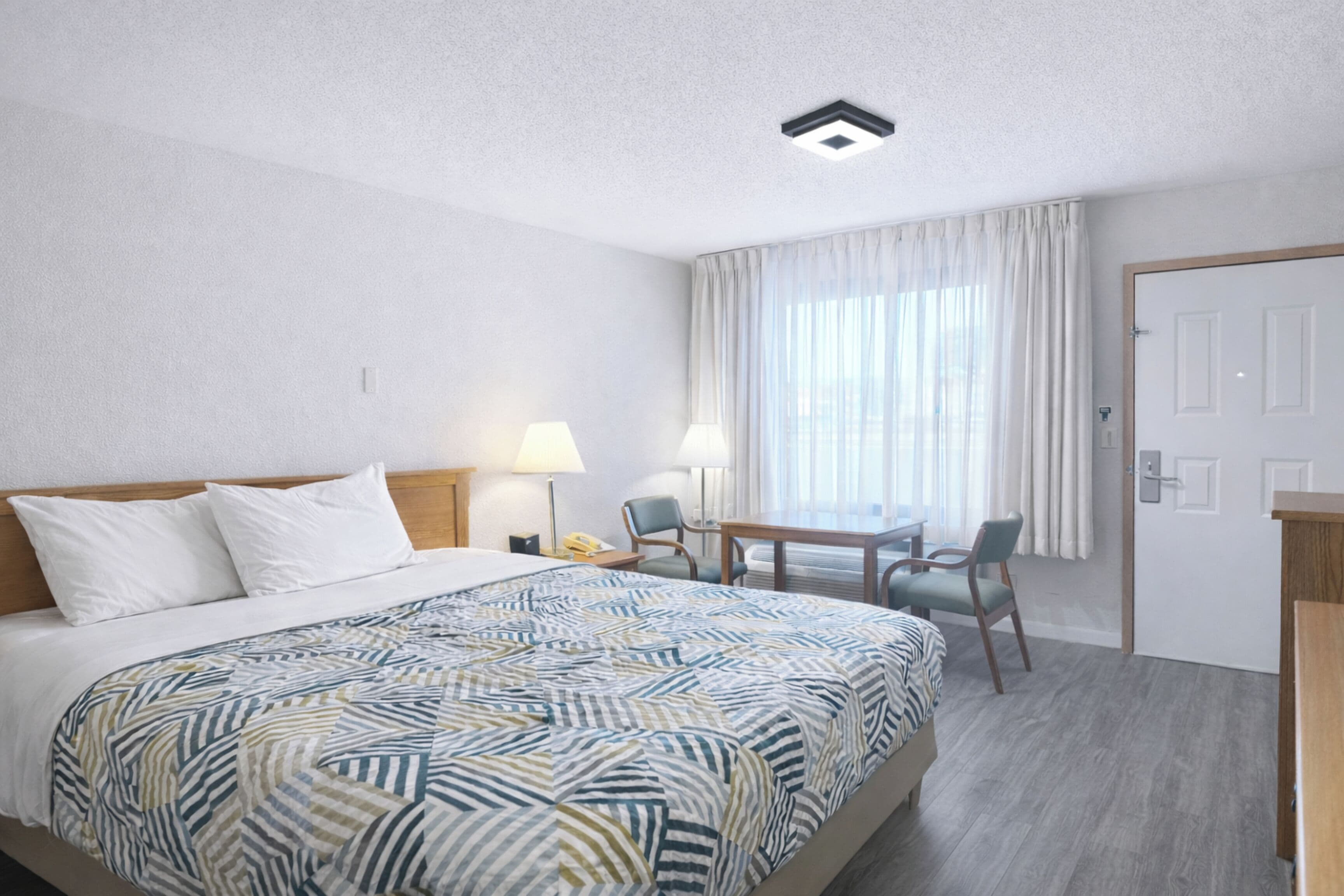 Huone, 1 suuri parisänky, tupakointi kielletty | Työpöytä, ilmainen Wi-Fi, vuodevaatteet